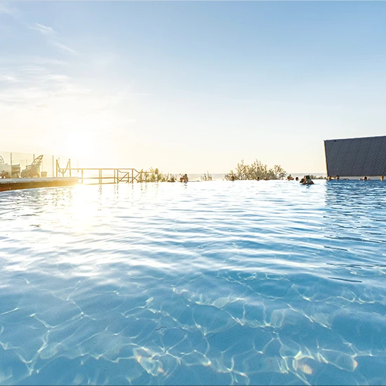 Piscine à débordement